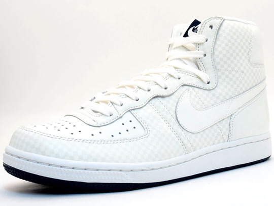 nike shoes high tops white. The high top sneaker comes in
