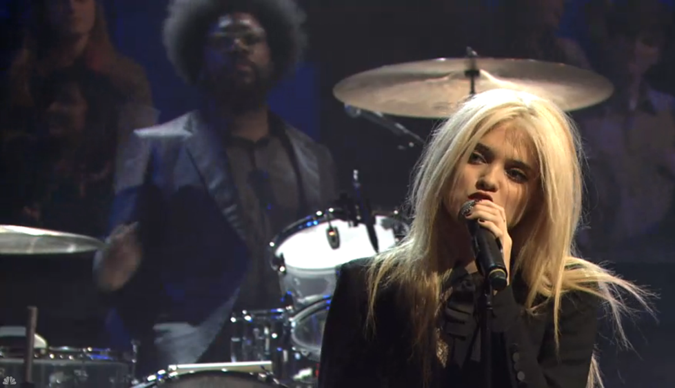 Sky Ferreira performs “Everything Is Embarrassing” on 'Late