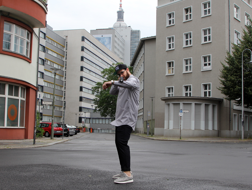 Berlin Street Style Tristan - Umbrella gun full body