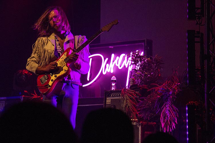 wayhomefortheholidays-the-darcys-2